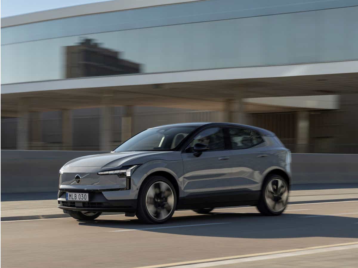 Side view of a vapour grey Volvo EX30