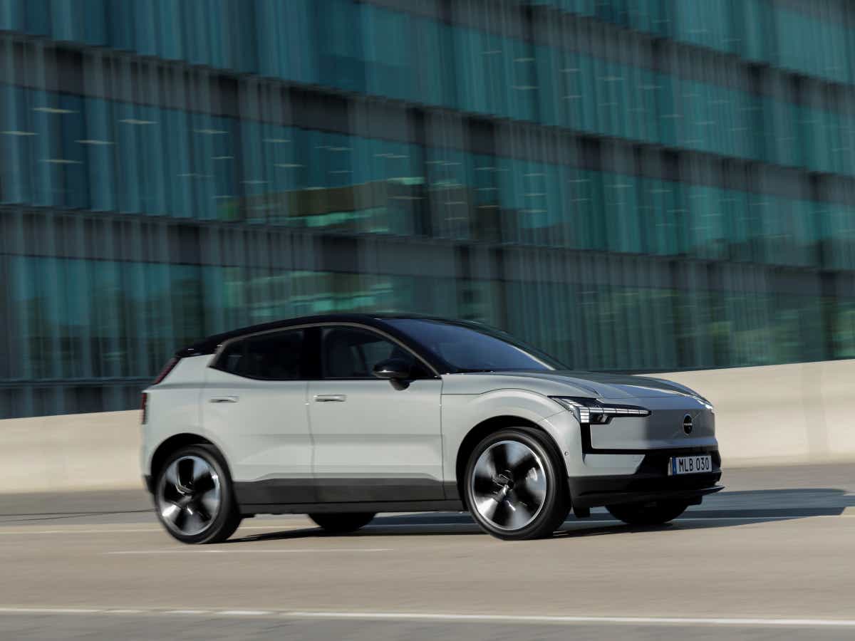 Side profile of a vapour grey Volvo EX30