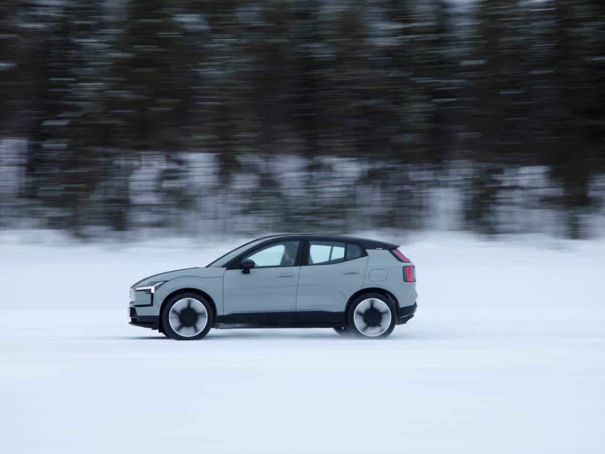 Side view of a vapour grey Volvo EX30
