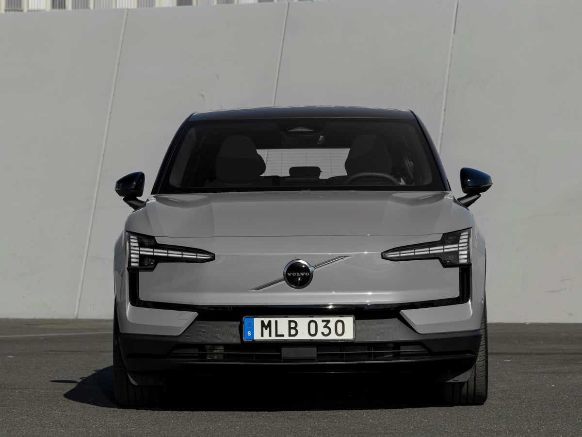 Front view of a vapour grey Volvo EX30
