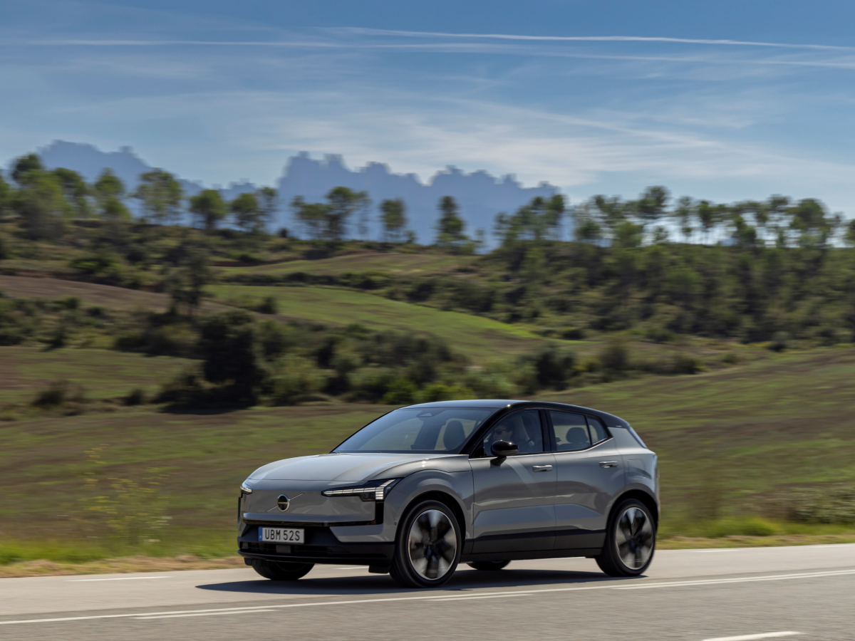 Front three-quarter view of a vapour grey Volvo EX30