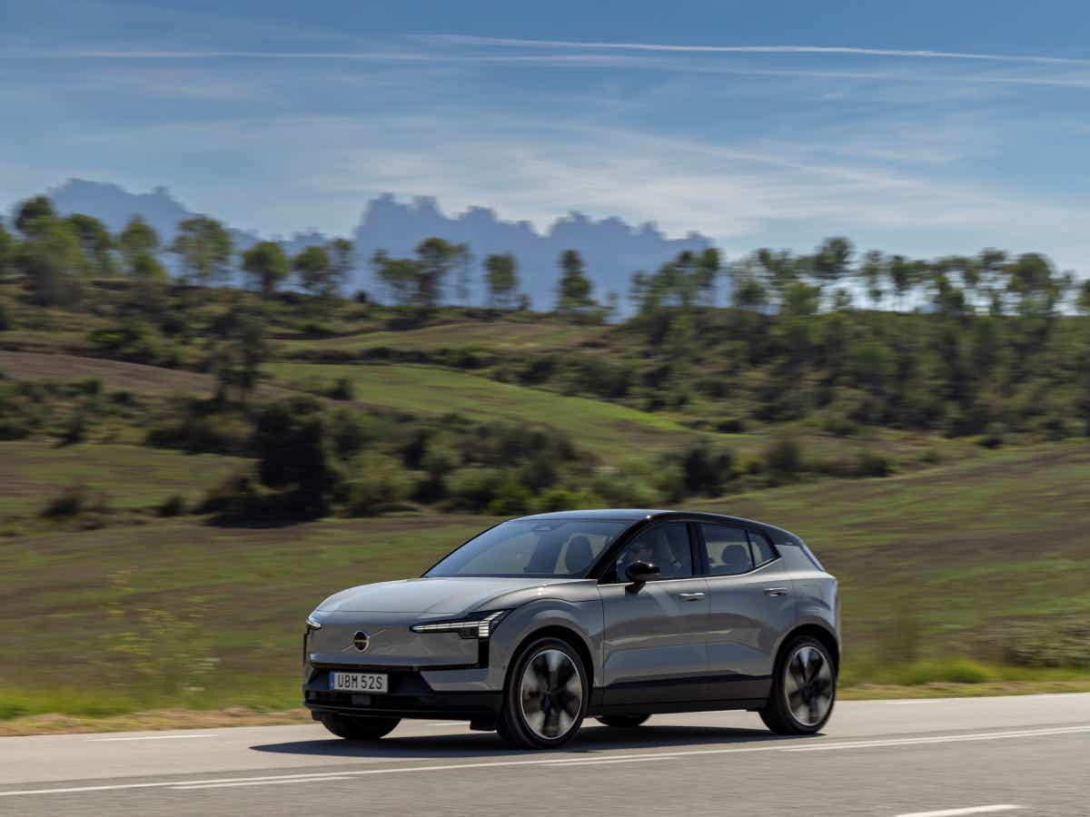Front three-quarter view of a vapour grey Volvo EX30