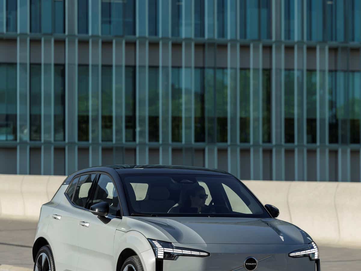 Front three-quarter view of a vapour grey Volvo EX30
