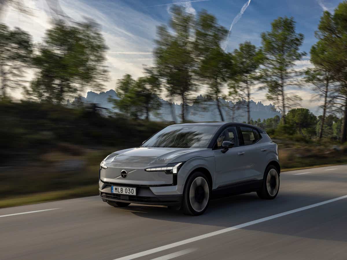 Front three-quarter of a vapour grey Volvo EX30