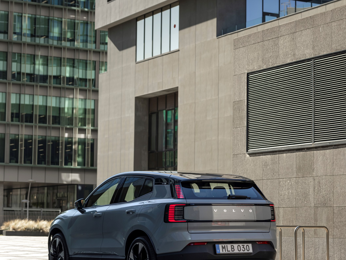 Rear three-quarter view of a vapour-grey Volvo EX30