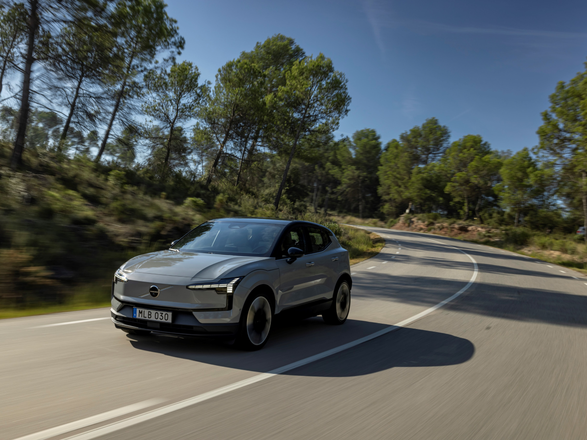 Front three-quarter of a vapour grey Volvo EX30