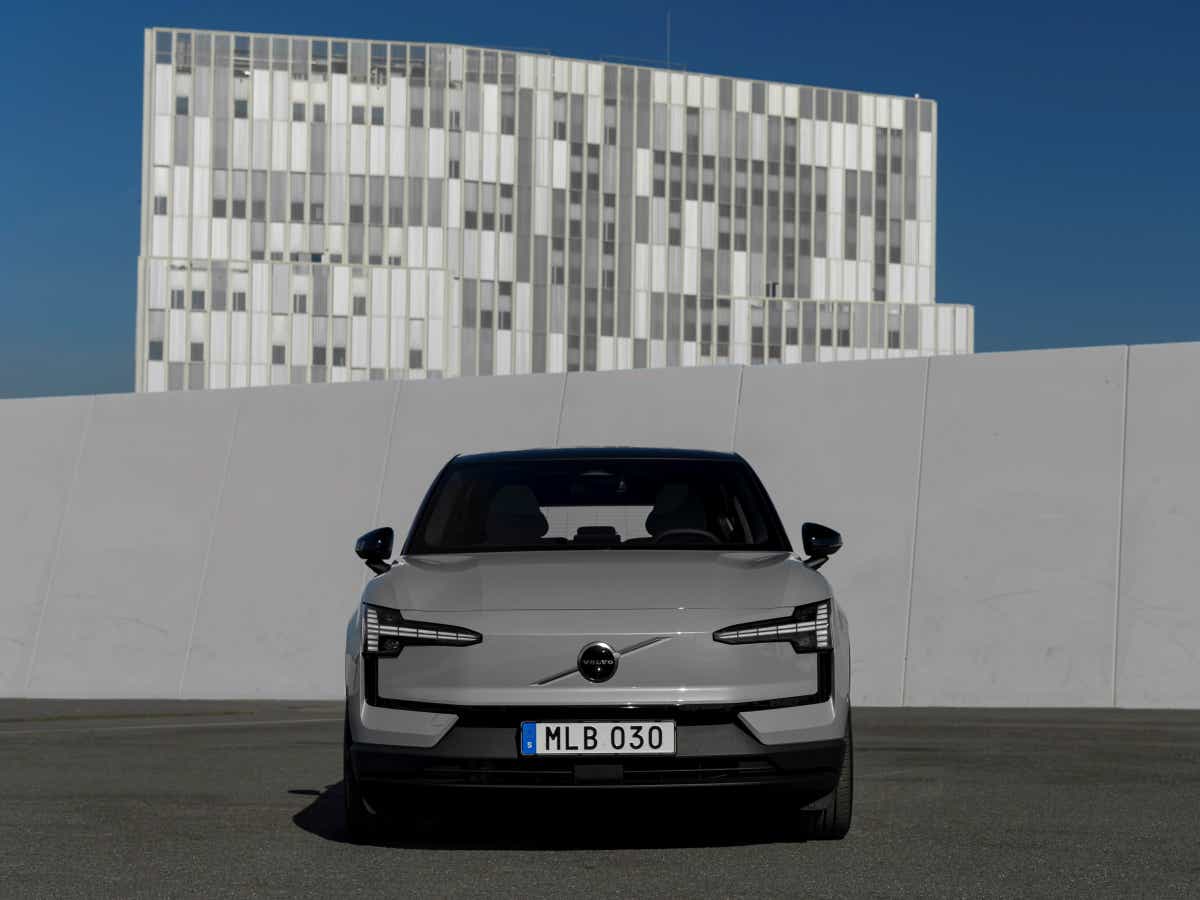 Front view of a vapour grey Volvo EX30