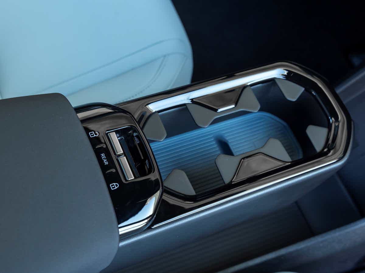 Center console with cupholders of a Volvo EX30