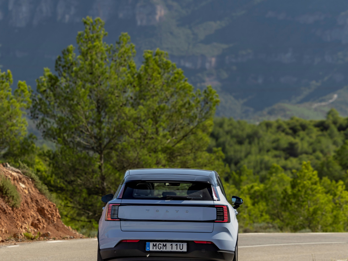 Rear view of a crystal-white Volvo EX30