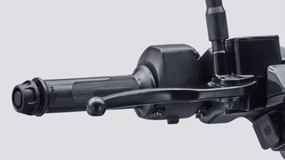 Handlebar and controls of Yamaha EC 06