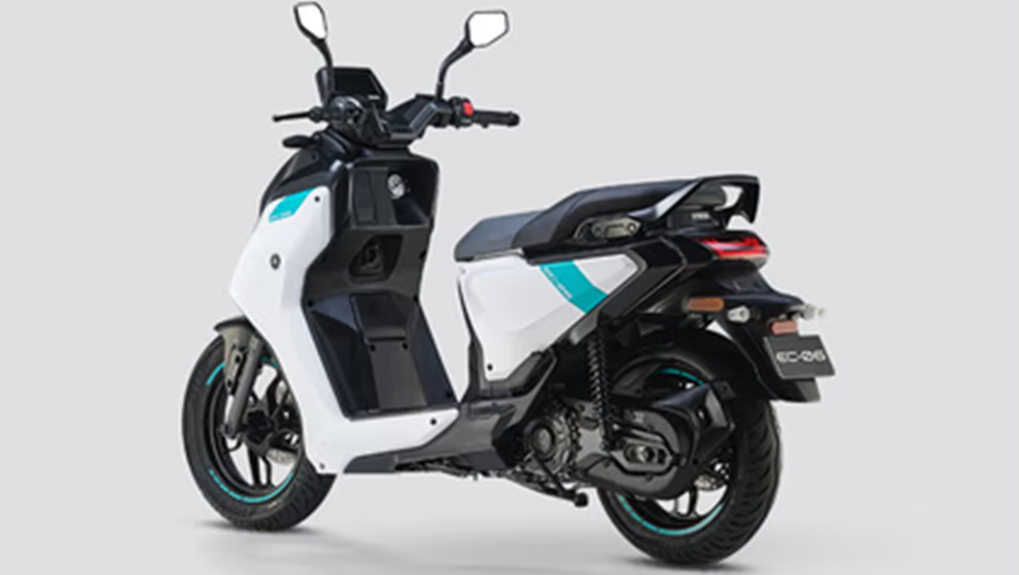 Rear three-quarter view of Yamaha EC 06