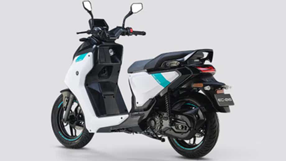 Rear three-quarter view of Yamaha EC 06